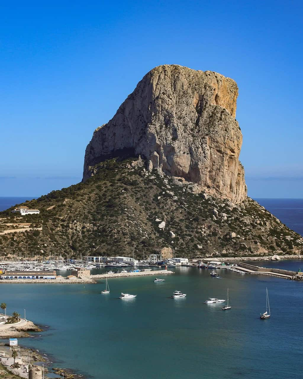 El Peñón de Ifach sobre Calpe en la Costa Blanca 